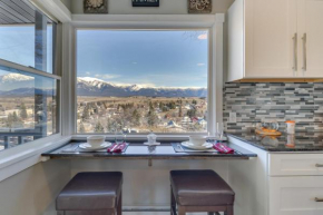 Eureka Getaway with Hot Tub and Mountain Views!